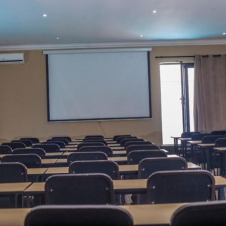 Coyotes Hotel & Conference Centre Mbombela Екстериор снимка