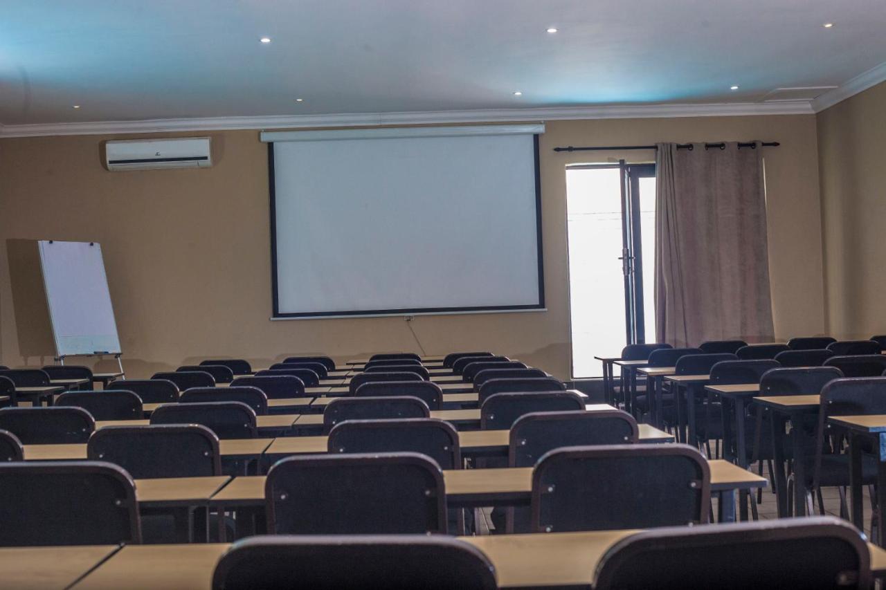 Coyotes Hotel & Conference Centre Mbombela Екстериор снимка