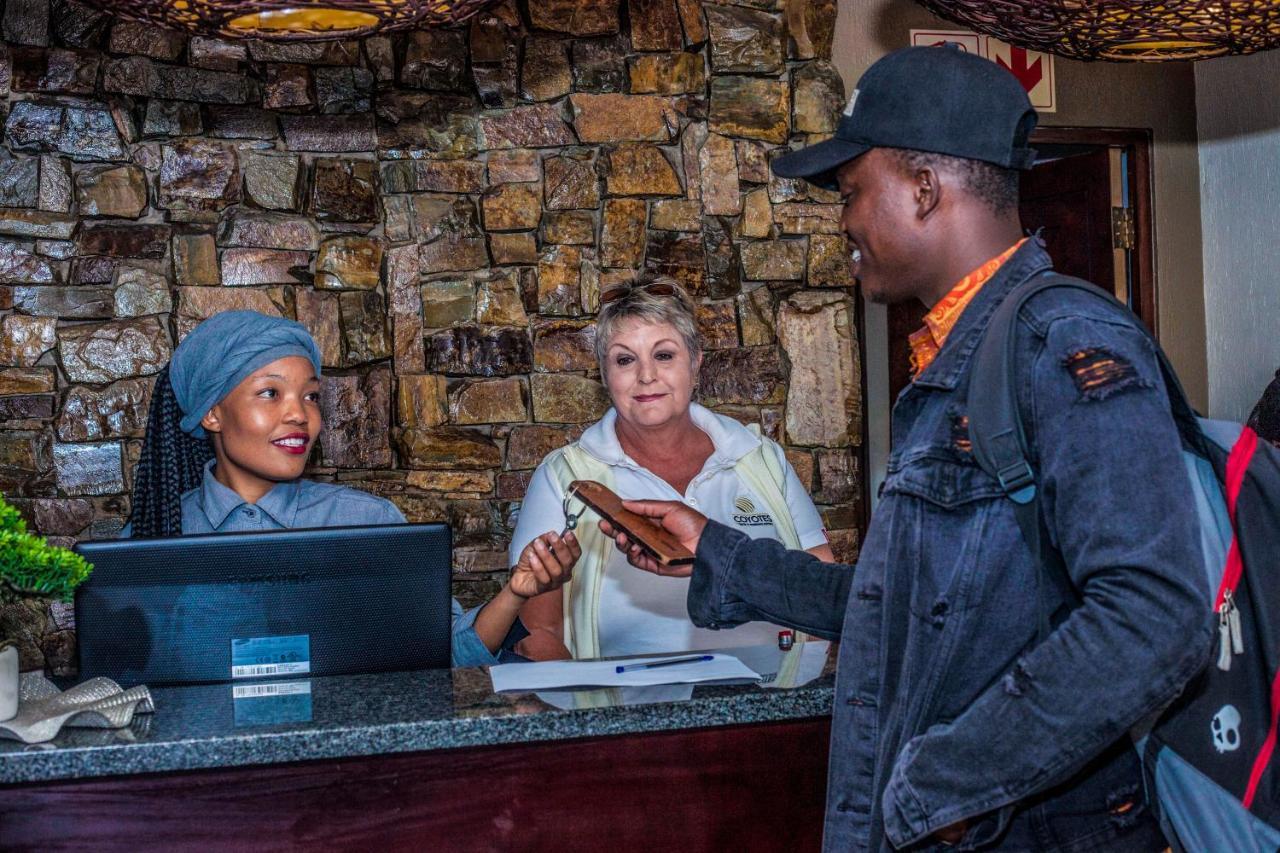 Coyotes Hotel & Conference Centre Mbombela Екстериор снимка